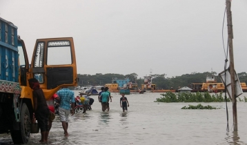 পটুয়াখালীতে জোয়ারের পানি বিপৎসীমার ওপর দিয়ে প্রবাহিত