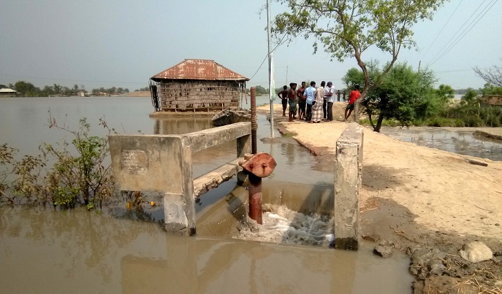 খুলনায় বাঁধ ভাঙ্গার আতঙ্কে মানুষ, অধিক উচ্চতায় জোয়ারের পানি