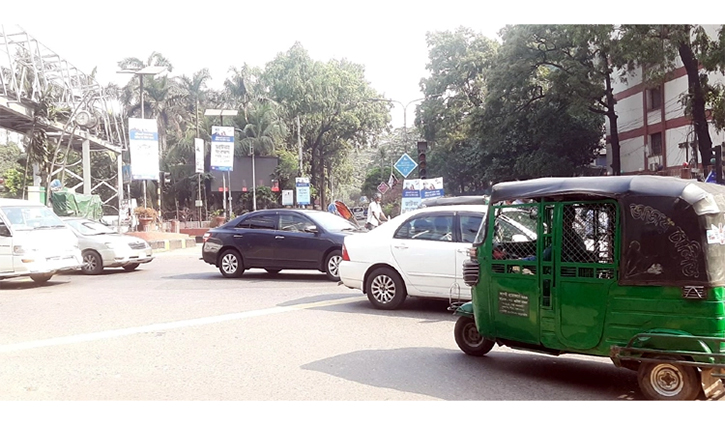 বন্ধ গণপরিবহণ, দাপটে চলছে কার-অটোরিকশা