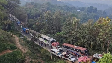 খাগড়াছড়ির আলুটিলায় পর্যটকবাহী বাস উল্টে আহত ১৭