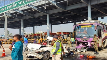 এক্সপ্রেসওয়েতে প্রাইভেটকারে বাসের ধাক্কায় নিহত ৫