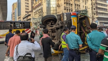 রাজধানীতে বাস-ট্রাক সংঘর্ষে নিহত ১