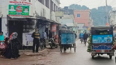 সাতক্ষীরায় গুড়ি গুড়ি বৃষ্টিতে বিপাকে জনজীবন