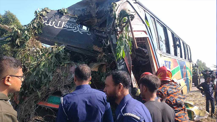 কুমিল্লায় বাস নিয়ন্ত্রণ হারিয়ে গাছে ধাক্কা, নিহত ৩