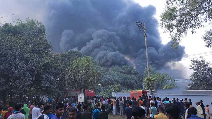 আড়াই ঘণ্টা পর গাজীপুরে কারখানার আগুন নিয়ন্ত্রণে, নিহত ১