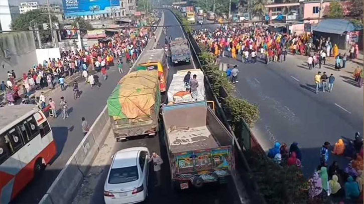 বকেয়া বেতনের দাবিতে ঢাকা-টাঙ্গাইল মহাসড়ক অবরোধ