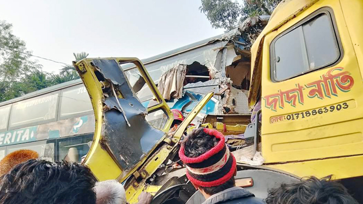 দিনাজপুরে বাস-ট্রাকের মুখোমুখি সংঘর্ষে নিহত ৩