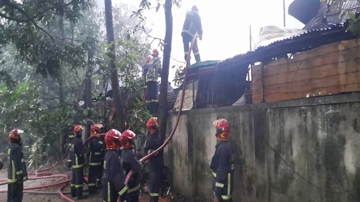 বনানীর ২২নং বস্তিতে লাগা আগুন নিয়ন্ত্রণে