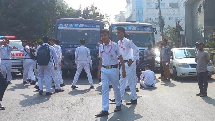 মেধাভিত্তিক ভর্তির দাবিতে মিরপুর সড়ক অবরোধ শিক্ষার্থীদের 