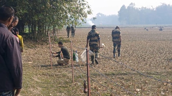 এবার কাঁটাতারে মদের বোতল ঝুলাল বিএসএফ