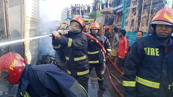 তেজগাঁওয়ে ট্রাকস্ট্যান্ডের আগুন নিয়ন্ত্রণে