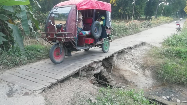 পাকা সড়কে কাঠের সাঁকো, ৬ মাসেও টনক নড়েনি কর্তৃপক্ষের